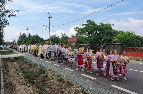 Pelerinaj cu moaștele Sfântului Ierarh Nicolae la o parohie din Ialomița Poza 223749