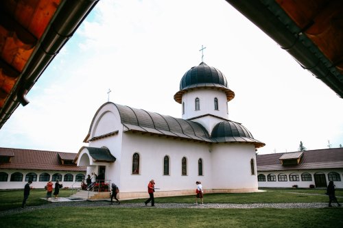 Sărbătoare la Mănăstirea „Crucea Iancului” de la Mărișel Poza 223823