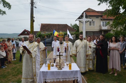 Biserica parohiei bihorene Cacuciu Vechi a fost târnosită Poza 224113