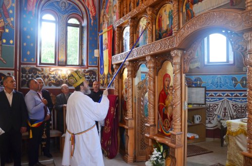 Biserica parohiei bihorene Cacuciu Vechi a fost târnosită Poza 224114