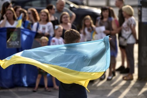 60% dintre români urmăresc evoluţia războiului din Ucraina Poza 224280