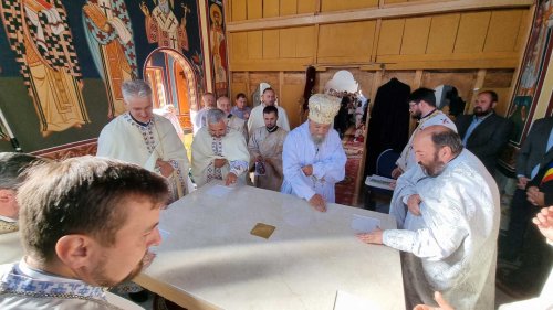 Sfinţire de biserică la Văleni, judeţul Braşov Poza 224487