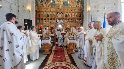 Sfinţire de biserică la Văleni, judeţul Braşov Poza 224488