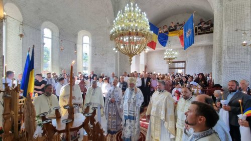 Sfinţire de biserică la Văleni, judeţul Braşov Poza 224489