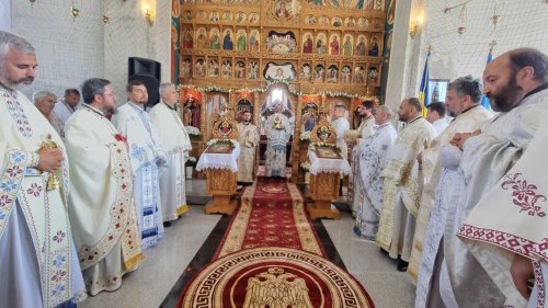 Sfinţire de biserică la Văleni, judeţul Braşov Poza 224490