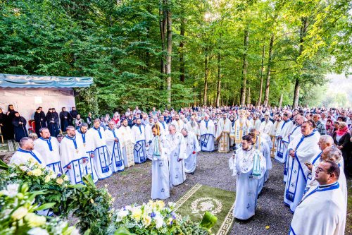 Slujire arhierească înainte de hram la Mănăstirea Sihăstria Râșcăi Poza 224434
