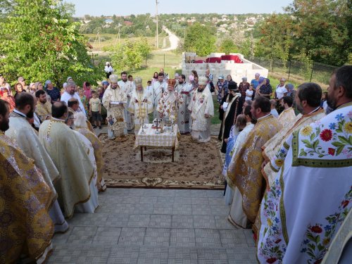 Patru ierarhi au sfințit biserica Parohiei Larga Nouă din Basarabia  Poza 224692