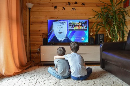 Atenție la timpul petrecut  de copii în fața televizorului! Poza 224748
