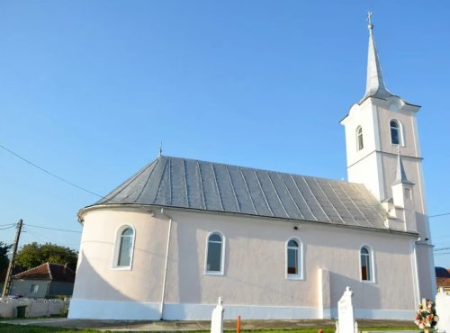 Sfințirea bisericii din localitatea hunedoreană Cârnești Poza 224764