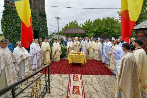 O nouă biserică a fost sfințită în orașul prahovean Mizil Poza 225215