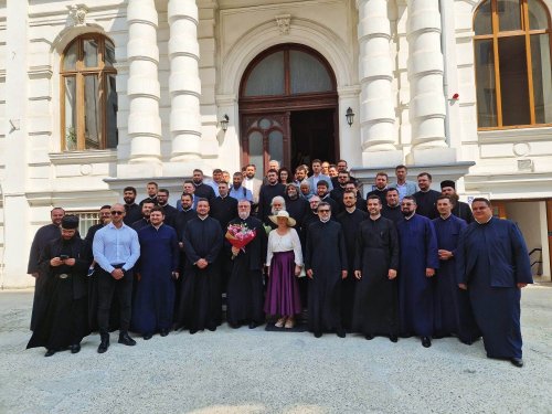 Revedere a absolvenţilor teologi bucureşteni Poza 225070