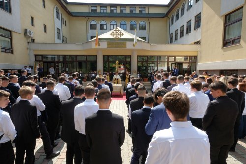 Rugăciune la început de an şcolar pentru elevii Seminarului Teologic din Capitală Poza 225166