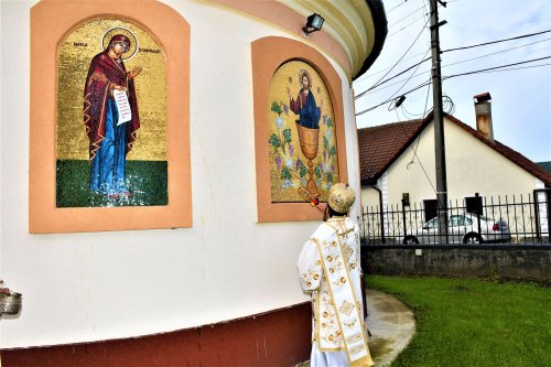 Sfințirea picturii exterioare a bisericii din Valea Timișului Poza 225085