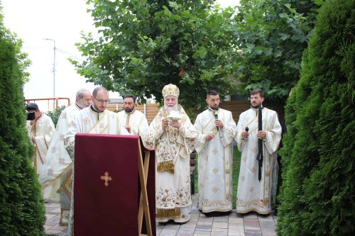 Sfinţirea unei noi biserici din orașul Craiova Poza 225297