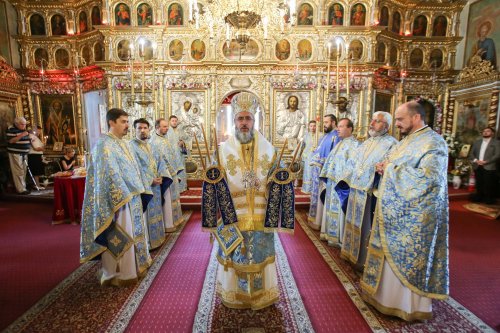 Rugăciune la o biserică ridicată de negustori greci în Buzău Poza 225630