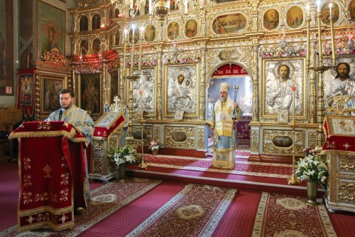 Rugăciune la o biserică ridicată de negustori greci în Buzău Poza 225631