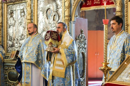 Rugăciune la o biserică ridicată de negustori greci în Buzău Poza 225633
