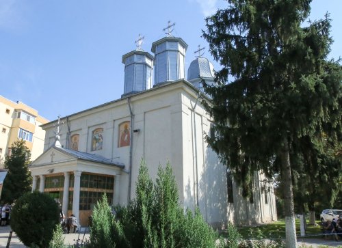 Rugăciune la o biserică ridicată de negustori greci în Buzău Poza 225635