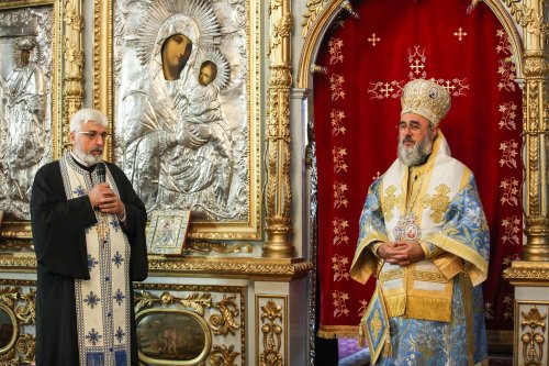 Rugăciune la o biserică ridicată de negustori greci în Buzău Poza 225637