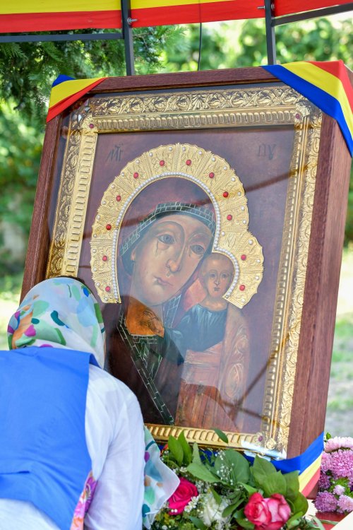 Sfinții Părinți Ioachim și Ana, cinstiți în lăcașul bucureștean închinat lor Poza 225703