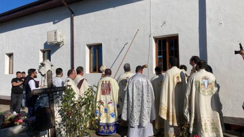 Înnoire și binecuvântare pentru biserica parohiei prahovene Brătășanca Poza 225786