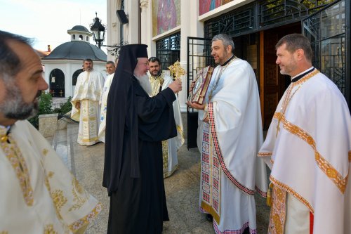Patriarhul României a resfințit biserica istorică „Sfânta Vineri” din Ploiești Poza 225897