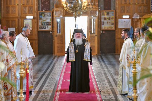 Patriarhul României a resfințit biserica istorică „Sfânta Vineri” din Ploiești Poza 225899