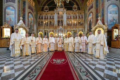 Patriarhul României a resfințit biserica istorică „Sfânta Vineri” din Ploiești Poza 225904