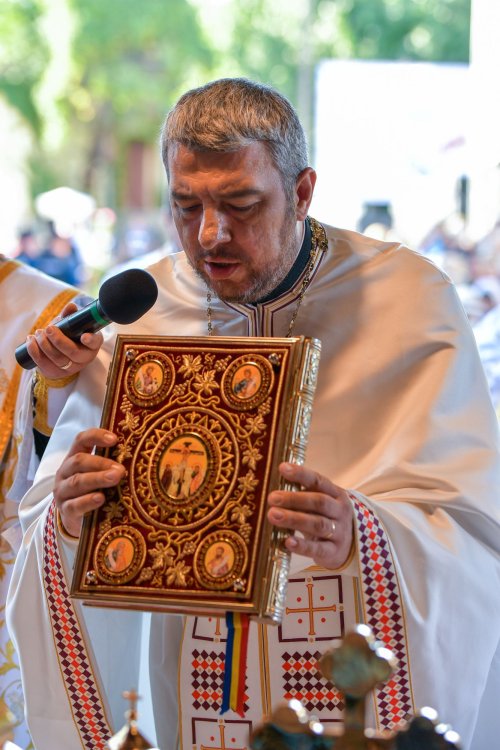 Patriarhul României a resfințit biserica istorică „Sfânta Vineri” din Ploiești Poza 225907