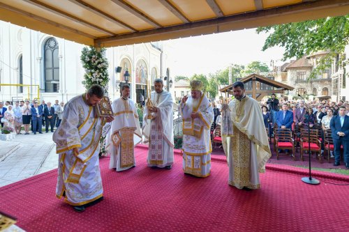 Patriarhul României a resfințit biserica istorică „Sfânta Vineri” din Ploiești Poza 225909