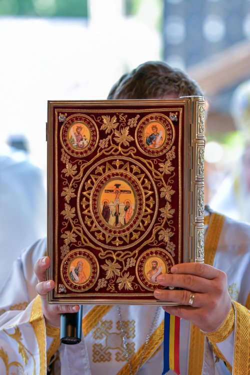 Patriarhul României a resfințit biserica istorică „Sfânta Vineri” din Ploiești Poza 225910