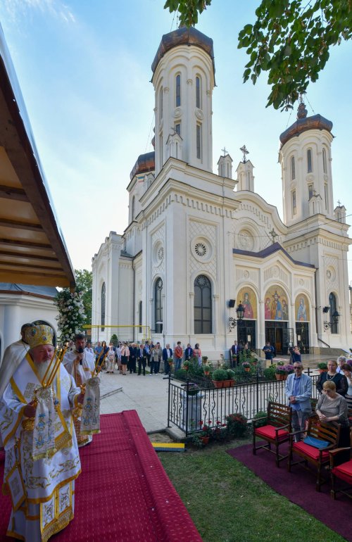 Patriarhul României a resfințit biserica istorică „Sfânta Vineri” din Ploiești Poza 225914