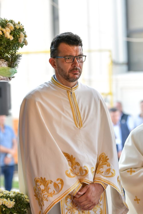 Patriarhul României a resfințit biserica istorică „Sfânta Vineri” din Ploiești Poza 225917