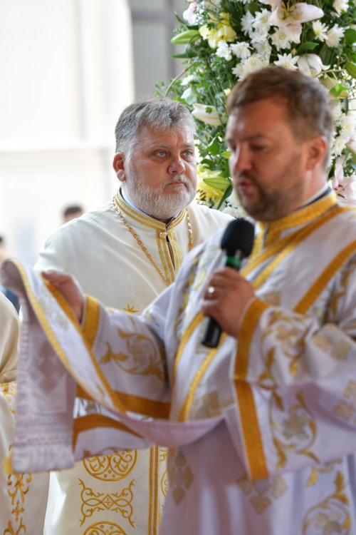 Patriarhul României a resfințit biserica istorică „Sfânta Vineri” din Ploiești Poza 225919