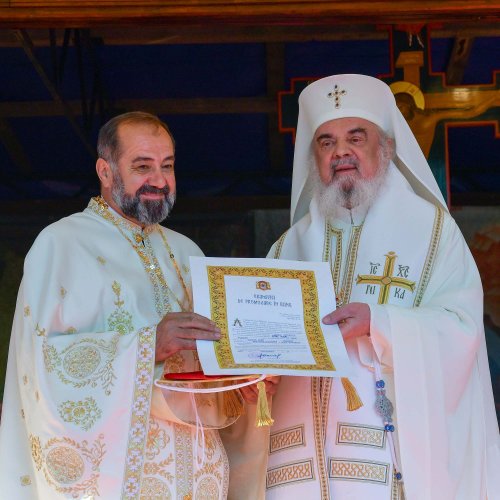 Patriarhul României a resfințit biserica istorică „Sfânta Vineri” din Ploiești Poza 225938