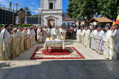 Patriarhul României a resfințit biserica istorică „Sfânta Vineri” din Ploiești Poza 225941