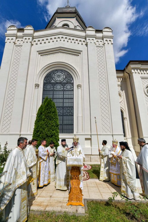 Patriarhul României a resfințit biserica istorică „Sfânta Vineri” din Ploiești Poza 225943