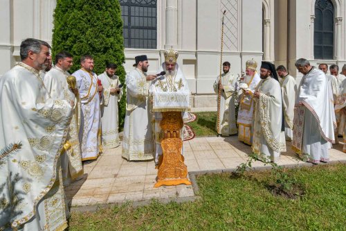 Patriarhul României a resfințit biserica istorică „Sfânta Vineri” din Ploiești Poza 225944