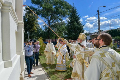 Patriarhul României a resfințit biserica istorică „Sfânta Vineri” din Ploiești Poza 225946
