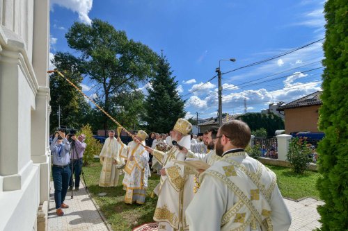 Patriarhul României a resfințit biserica istorică „Sfânta Vineri” din Ploiești Poza 225947