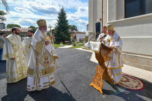 Patriarhul României a resfințit biserica istorică „Sfânta Vineri” din Ploiești Poza 225948