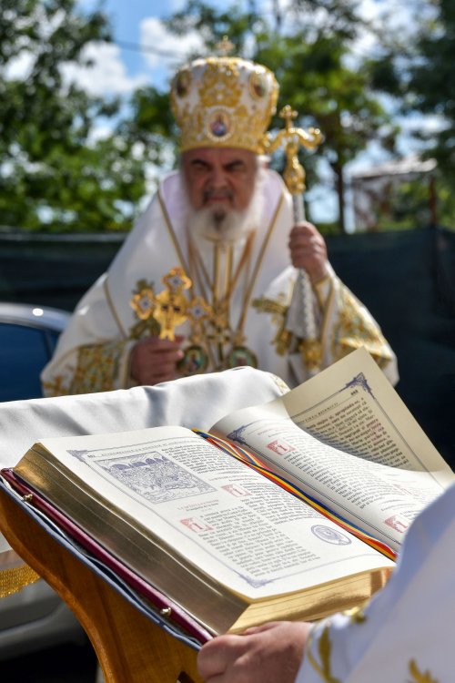 Patriarhul României a resfințit biserica istorică „Sfânta Vineri” din Ploiești Poza 225950