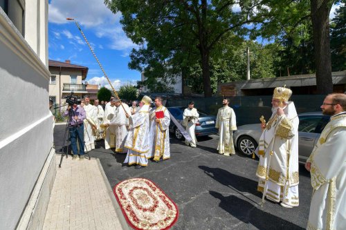 Patriarhul României a resfințit biserica istorică „Sfânta Vineri” din Ploiești Poza 225951