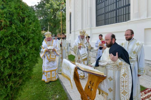 Patriarhul României a resfințit biserica istorică „Sfânta Vineri” din Ploiești Poza 225952