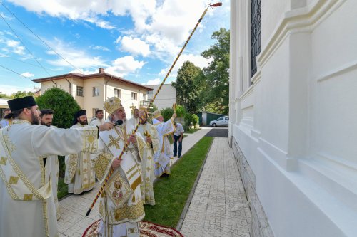 Patriarhul României a resfințit biserica istorică „Sfânta Vineri” din Ploiești Poza 225954