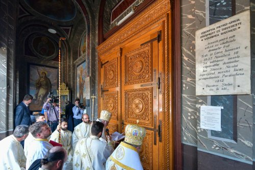 Patriarhul României a resfințit biserica istorică „Sfânta Vineri” din Ploiești Poza 225956