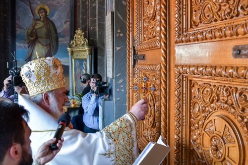 Patriarhul României a resfințit biserica istorică „Sfânta Vineri” din Ploiești Poza 225957
