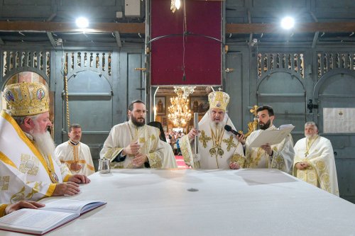 Patriarhul României a resfințit biserica istorică „Sfânta Vineri” din Ploiești Poza 225958