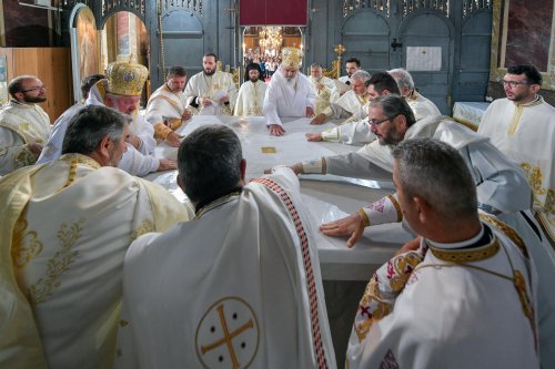 Patriarhul României a resfințit biserica istorică „Sfânta Vineri” din Ploiești Poza 225960