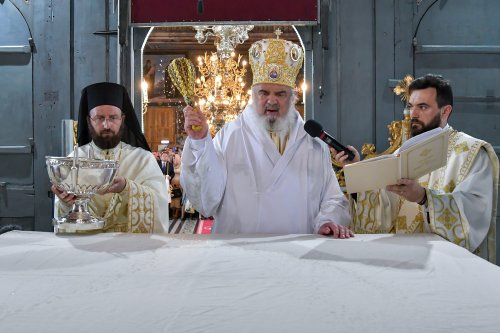 Patriarhul României a resfințit biserica istorică „Sfânta Vineri” din Ploiești Poza 225963